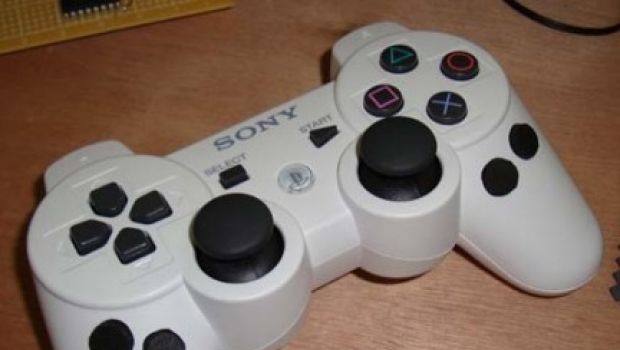 Ben Heck cambia la posizione dei tasti dorsali del pad PS3 con uno dei suoi mod Ben Heck cambia la posizione dei tasti dorsali del pad PS3 con uno dei suoi mod