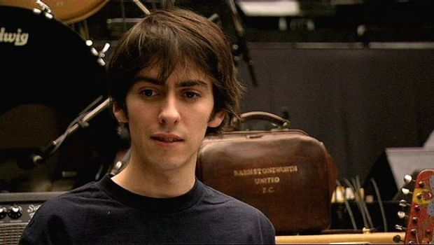 Dhani Harrison accenna a Rock Band 3 Dhani Harrison accenna a Rock Band 3