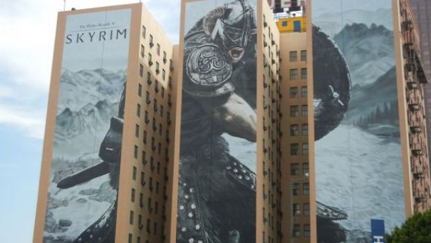 The Elder Scrolls V: Skyrim - coperto con un manifesto pubblicitario un intero hotel di Los Angeles
