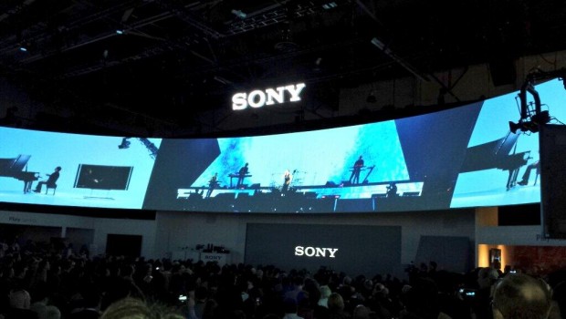 HMZ-T3Q: Sony annuncia il suo concorrente di Oculus Rift
